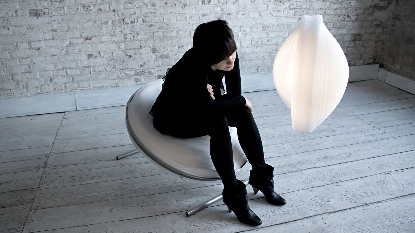 Lampa CEBULA, dyplomowy fotel pod taką samą nazwą i ich projektantka.