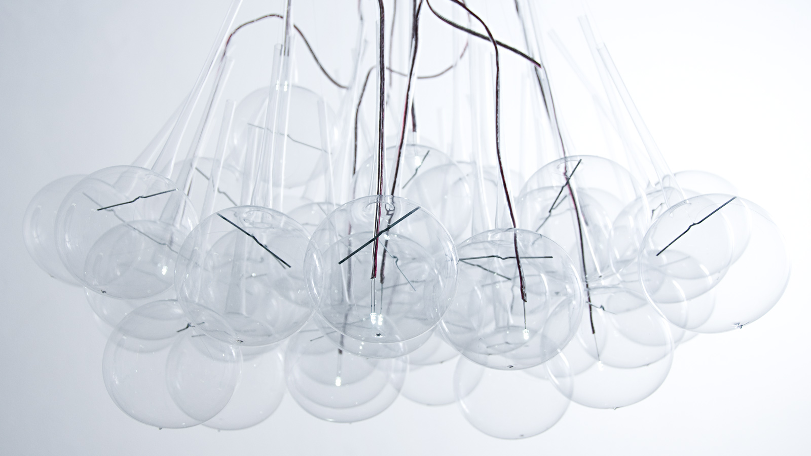 Skonstruowana ze szklanych, ręcznie formowanych baniek mieści diody LED