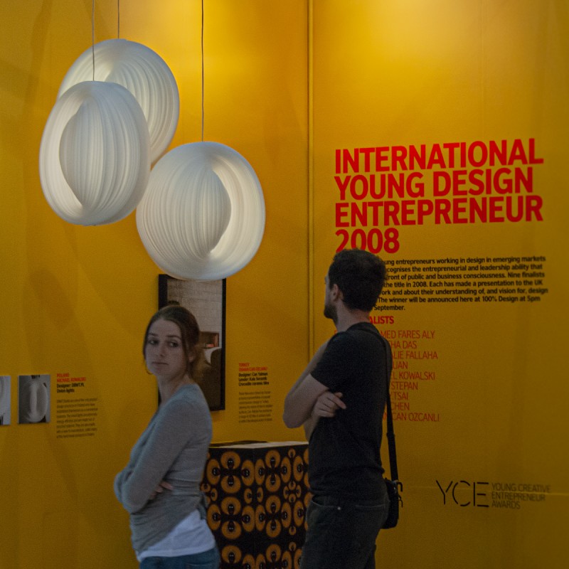 Lampy «Cebula» proj. Darii Burlińskiej na ekspozycji stoiska «British Council» podczas «London Design Festiwal 2008»