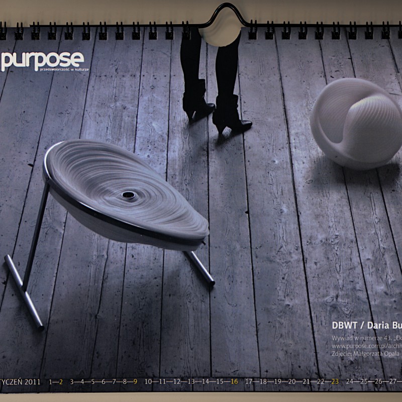 Fotel i lampa «Cebula» w okolicznościowym kalendarzu witryny/pisma «Purpose»
